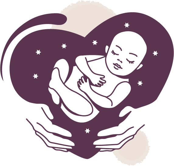 Schlafendes Baby wird schützend von Händen gehalten.